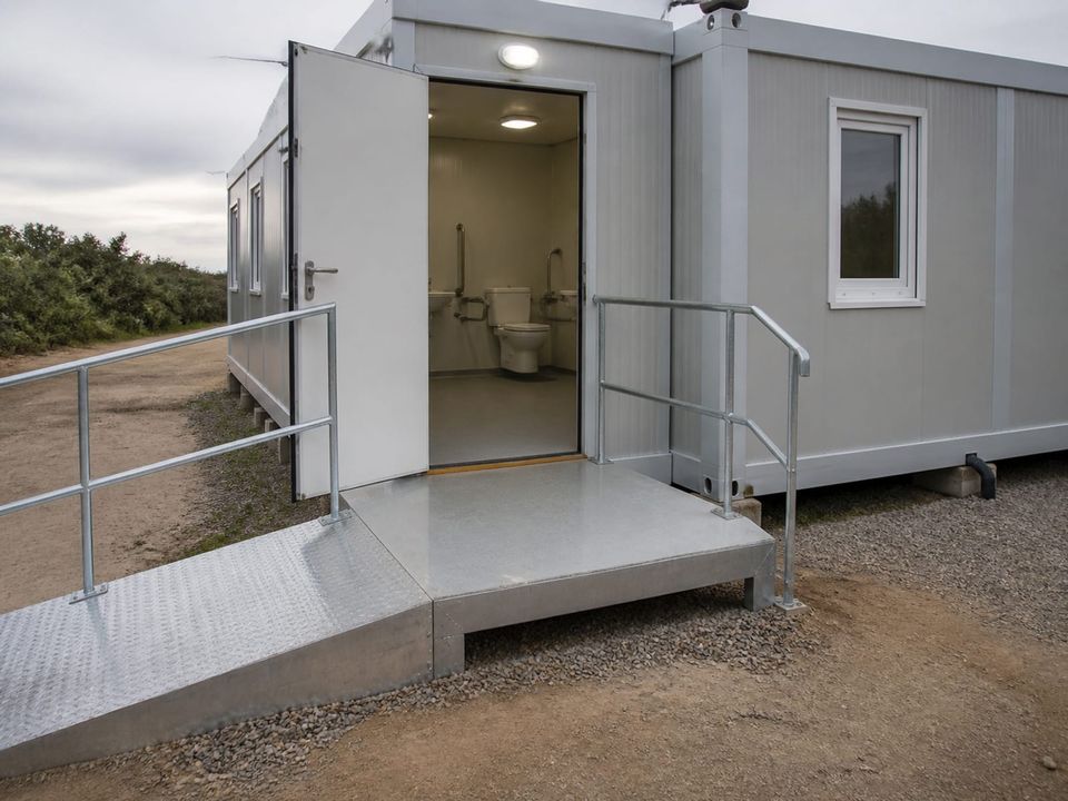 Accessible disaster shelter unit with step-free entry and adapted sanitary provision