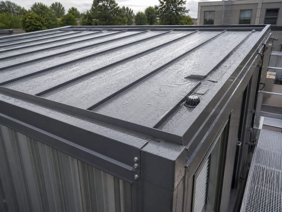 Container roof seam arrangement with sealed joints and defined falls