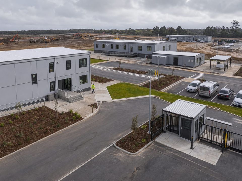Coordinated prefab construction-site campus with offices, welfare buildings, safe routes, and service zones