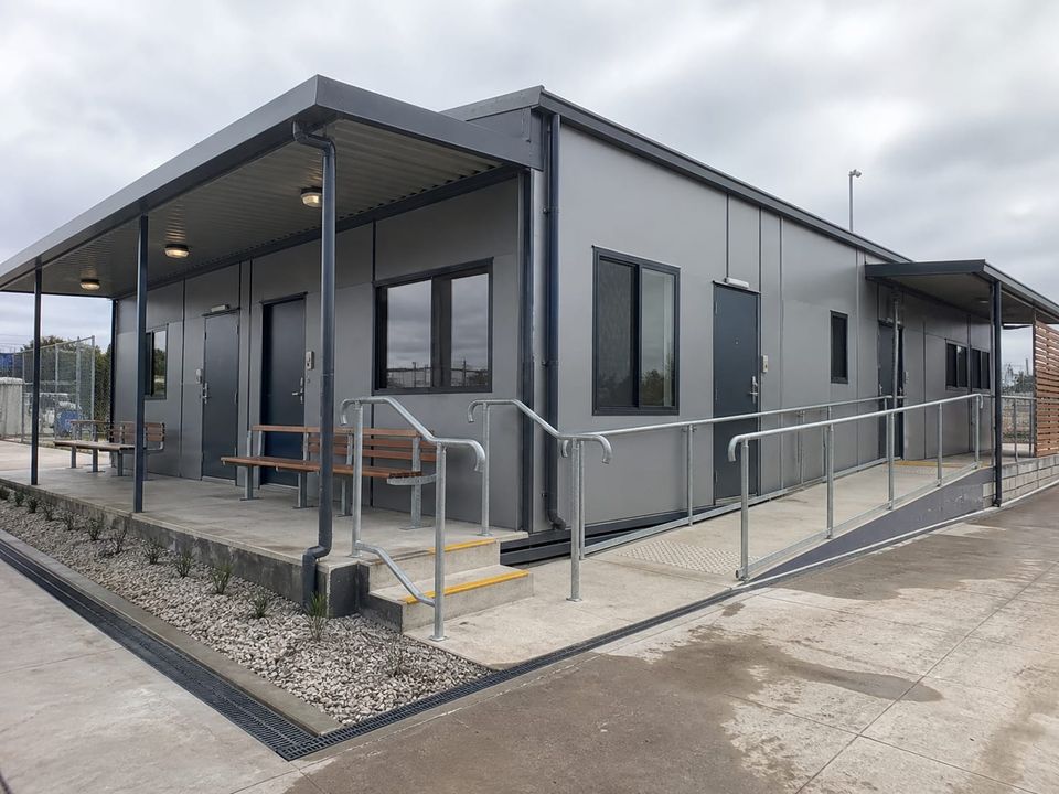 Prefab workforce welfare building with organized dining, rest, and sanitary facilities
